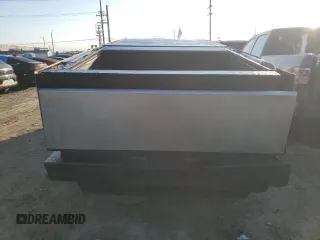 2024 Tesla Cybertruck z VIN 7G2CEHEDXRA013484, wystawiony jako Copart lot #43263285 z przebiegiem 2 869 mil mil oraz Szkoda całkowita • Salvage title. Historia ofert i sprzedaży dostępna na DreamBid. Obrazek 6.