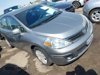 2011 Nissan Versa S z VIN 3N1BC1CP4BL505529, wystawiony jako IAAI lot #41899849 z przebiegiem 153 131 mil mil oraz . Historia ofert i sprzedaży dostępna na DreamBid. Obrazek 1.