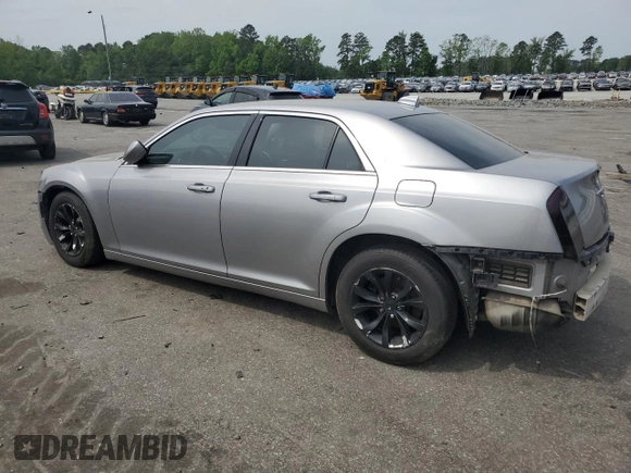 2016 Chrysler 300 Limited z VIN 2C3CCAAG1GH233711, wystawiony jako Copart lot #53933315 z przebiegiem 246 395 mil mil oraz Szkoda całkowita • Salvage title. Historia ofert i sprzedaży dostępna na DreamBid. Obrazek 2.