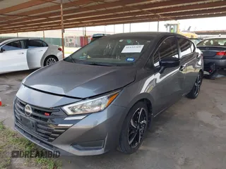 2024 Nissan Versa SR z VIN 3N1CN8FV4RL819340, wystawiony jako IAAI lot #41932319 z przebiegiem 32 692 mil mil oraz . Historia ofert i sprzedaży dostępna na DreamBid. Obrazek 2.
