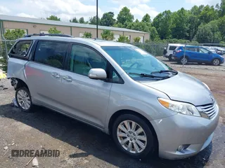 2014 Toyota Sienna Limited z VIN 5TDDK3DC7ES072304, wystawiony jako IAAI lot #42694195 z przebiegiem 154 188 mil mil oraz . Historia ofert i sprzedaży dostępna na DreamBid. Obrazek 1.