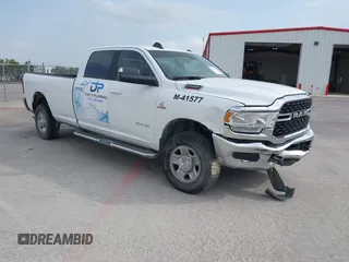 2022 Ram 2500 Big Horn z VIN 3C6UR5JL3NG120866, wystawiony jako IAAI lot #40196655 z przebiegiem 68 980 mil mil oraz . Historia ofert i sprzedaży dostępna na DreamBid. Obrazek 1.