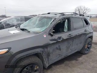 2015 Jeep Cherokee Trailhawk with VIN 1C4PJMBS0FW668730, listed as a IAAI auction lot 41462037 with 83,454 mi miles. Bid and sale history available at carsss.com. Image 6.