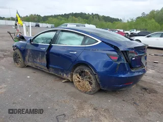 2019 Tesla Model 3 Mid Range z VIN 5YJ3E1EAXKF332974, wystawiony jako IAAI lot #41921722 z przebiegiem Nie podano mil oraz . Historia ofert i sprzedaży dostępna na DreamBid. Obrazek 3.
