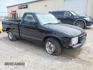 1999 GMC Sonoma SLS z VIN 1GTCS14X2X8533015, wystawiony jako IAAI lot #42320718 z przebiegiem 101 485 mil mil oraz . Historia ofert i sprzedaży dostępna na DreamBid. Obrazek 1.