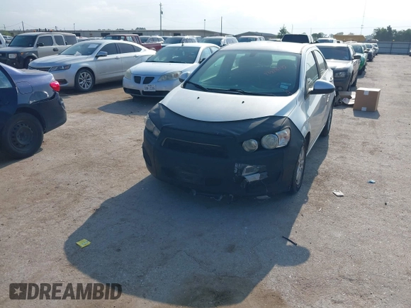 2016 Chevrolet Sonic LT z VIN 1G1JC5SH9G4104400, wystawiony jako IAAI lot #42328745 z przebiegiem 153 643 mil mil oraz . Historia ofert i sprzedaży dostępna na DreamBid. Obrazek 2.