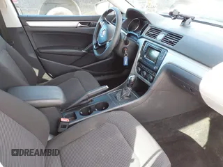 2017 Volkswagen Passat S z VIN 1VWAT7A39HC070407, wystawiony jako IAAI lot #41529297 z przebiegiem 99 427 mil mil oraz . Historia ofert i sprzedaży dostępna na DreamBid. Obrazek 5.