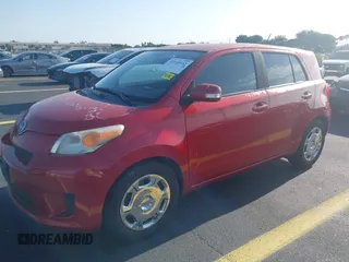 2008 Scion xD z VIN JTKKU10468J020158, wystawiony jako IAAI lot #42210532 z przebiegiem 142 091 mil mil oraz . Historia ofert i sprzedaży dostępna na DreamBid. Obrazek 2.