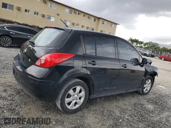 2008 Nissan Versa S z VIN 3N1BC13E58L447065, wystawiony jako Copart lot #52380355 z przebiegiem 151 681 mil mil oraz Szkoda całkowita • Salvage title. Historia ofert i sprzedaży dostępna na DreamBid. Obrazek 3.