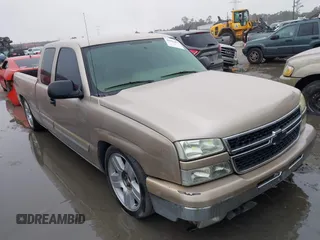 2006 Chevrolet Silverado 1500 LT1 with VIN 2GCEC19Z361305574, listed as a IAAI auction lot 41907637 with 201,973 mi miles. Bid and sale history available at carsss.com. Image 1.
