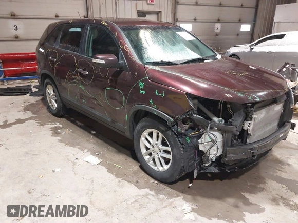 2014 Kia Sorento LX z VIN 5XYKT3A63EG429977, wystawiony jako IAAI lot #41537822 z przebiegiem 121 423 mil mil oraz . Historia ofert i sprzedaży dostępna na DreamBid. Obrazek 1.