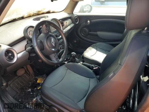 2011 MINI Clubman z VIN WMWZF3C56BTY00475, wystawiony jako Copart lot #74595784 z przebiegiem Nie podano mil oraz Nie do naprawy • Non repairable. Historia ofert i sprzedaży dostępna na DreamBid. Obrazek 7.