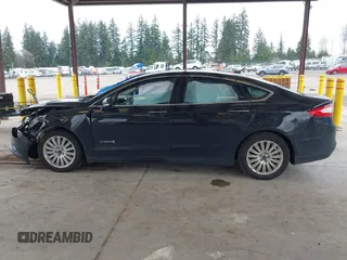 2016 Ford Fusion SE Hybrid with VIN 3FA6P0LU1GR106980, listed as a IAAI auction lot 41895379 with 200,226 mi miles. Bid and sale history available at carsss.com. Image 13.