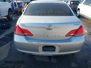 2005 Toyota Avalon XL z VIN 4T1BK36B75U044022, wystawiony jako IAAI lot #41330241 z przebiegiem 196 362 mil mil oraz . Historia ofert i sprzedaży dostępna na DreamBid. Obrazek 17.