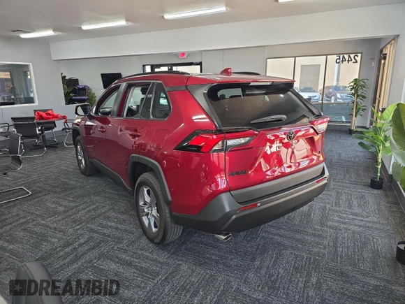 2022 Toyota RAV4 XLE z VIN 2T3W1RFV4NW201045, wystawiony jako Copart lot #62903115 z przebiegiem 26 019 mil mil oraz Czysty tytuł • Clean title. Historia ofert i sprzedaży dostępna na DreamBid. Obrazek 3.