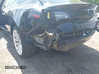 2018 Tesla Model 3 Long Range Battery z VIN 5YJ3E1EB9JF086703, wystawiony jako IAAI lot #42290193 z przebiegiem 46 255 mil mil oraz . Historia ofert i sprzedaży dostępna na DreamBid. Obrazek 6.