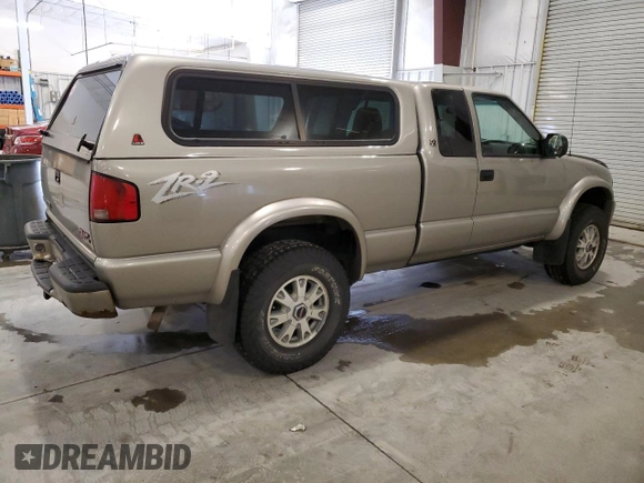 2003 GMC Sonoma SLS z VIN 1GTCT19X038151436, wystawiony jako Copart lot #81548914 z przebiegiem 199 712 mil mil oraz Szkody całkowita. Historia ofert i sprzedaży dostępna na DreamBid. Obrazek 3.