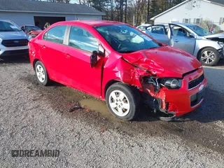 2014 Chevrolet Sonic LS z VIN 1G1JA5SG4E4158696, wystawiony jako IAAI lot #40744379 z przebiegiem 73 326 mil mil oraz . Historia ofert i sprzedaży dostępna na DreamBid. Obrazek 1.