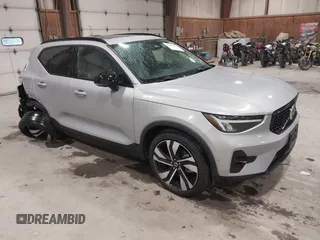 2024 Volvo XC40 Plus Dark Theme z VIN YV4L12UL0R2366601, wystawiony jako IAAI lot #42206699 z przebiegiem 14 701 mil mil oraz . Historia ofert i sprzedaży dostępna na DreamBid. Obrazek 1.