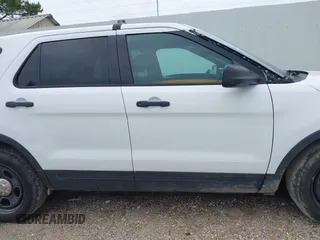2016 Ford Police Interceptor Utility z VIN 1FM5K8AR7GGA08217, wystawiony jako IAAI lot #42180179 z przebiegiem 122 649 mil mil oraz . Historia ofert i sprzedaży dostępna na DreamBid. Obrazek 13.