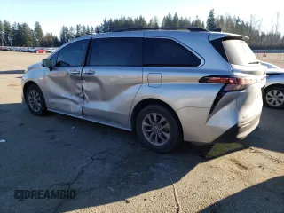 2021 Toyota Sienna XLE with VIN 5TDYSKFC1MS017712, listed as a Copart auction lot 42992415 with 47,600 mi miles and Salvage Title. Bid and sale history available at carsss.com. Image 2.