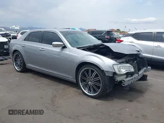 2017 Chrysler 300 C z VIN 2C3CCAEG8HH645748, wystawiony jako IAAI lot #42750308 z przebiegiem 62 239 mil mil oraz . Historia ofert i sprzedaży dostępna na DreamBid. Obrazek 1.
