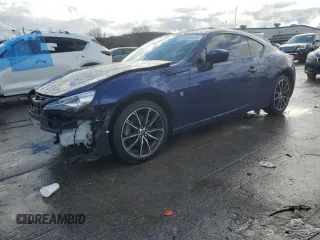 2020 Toyota 86 with VIN JF1ZNAA18L8751137, listed as a Copart auction lot 86560304 with 33,770 mi miles and Salvage Title. Bid and sale history available at carsss.com. Image 1.