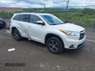 2016 Toyota Highlander XLE z VIN 5TDJKRFH6GS260362, wystawiony jako IAAI lot #42337581 z przebiegiem 69 619 mil mil oraz . Historia ofert i sprzedaży dostępna na DreamBid. Obrazek 1.