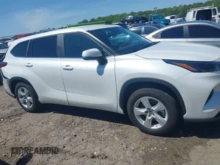 2023 Toyota Highlander L z VIN 5TDKDRAH2PS030453, wystawiony jako IAAI lot #39200860 z przebiegiem 44 691 mil mil oraz . Historia ofert i sprzedaży dostępna na DreamBid. Obrazek 13.