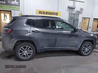 2018 Jeep Compass Altitude z VIN 3C4NJDBB9JT175313, wystawiony jako IAAI lot #41661102 z przebiegiem 101 996 mil mil oraz . Historia ofert i sprzedaży dostępna na DreamBid. Obrazek 13.
