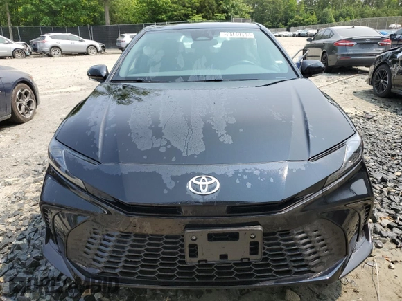 2025 Toyota Camry LE z VIN 4T1DAACKXSU089259, wystawiony jako Copart lot #59180765 z przebiegiem 9 242 mil mil oraz Czysty tytuł • Clean title. Historia ofert i sprzedaży dostępna na DreamBid. Obrazek 5.