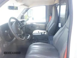 2014 Chevrolet Express Cargo z VIN 1GCSGAFX5E1156776, wystawiony jako IAAI lot #42309150 z przebiegiem 215 965 mil mil oraz . Historia ofert i sprzedaży dostępna na DreamBid. Obrazek 1.