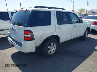 2010 Ford Explorer XLT z VIN 1FMEU6DE8AUA53893, wystawiony jako IAAI lot #42467166 z przebiegiem 84 072 mil mil oraz . Historia ofert i sprzedaży dostępna na DreamBid. Obrazek 4.