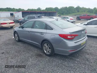 2016 Hyundai Sonata SE z VIN 5NPE24AF8GH334395, wystawiony jako IAAI lot #42333326 z przebiegiem 130 429 mil mil oraz . Historia ofert i sprzedaży dostępna na DreamBid. Obrazek 3.