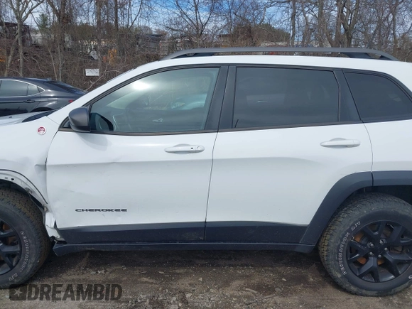 2014 Jeep Cherokee Trailhawk with VIN 1C4PJMBS5EW240375, listed as a IAAI auction lot 41806725 with 127,705 mi miles. Bid and sale history available at carsss.com. Image 14.