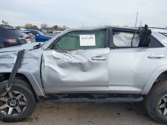2020 Toyota 4Runner SR5 with VIN JTEBU5JR6L5803471, listed as a IAAI auction lot 41311490 with 1 mi miles. Bid and sale history available at carsss.com. Image 13.