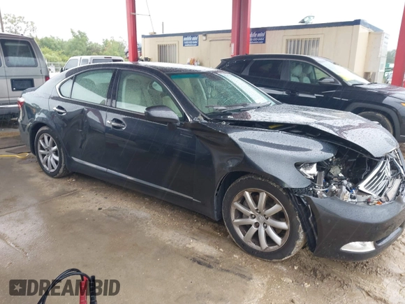 2007 Lexus LS 460 z VIN JTHBL46F275041387, wystawiony jako IAAI lot #42417384 z przebiegiem 154 787 mil mil oraz . Historia ofert i sprzedaży dostępna na DreamBid. Obrazek 13.