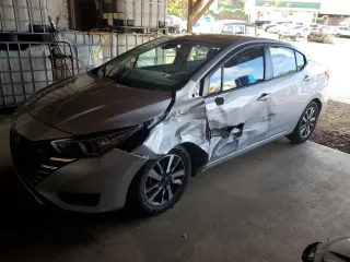 2023 Nissan Versa SV z VIN 3N1CN8EV8PL815774, wystawiony jako Copart lot #60176525 z przebiegiem 30 888 mil mil oraz Czysty tytuł • Clean title. Historia ofert i sprzedaży dostępna na DreamBid. Obrazek 1.