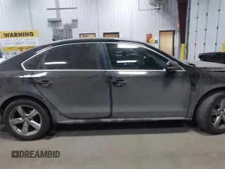 2013 Volkswagen Passat SE z VIN 1VWBH7A38DC085268, wystawiony jako IAAI lot #41811430 z przebiegiem 155 813 mil mil oraz . Historia ofert i sprzedaży dostępna na DreamBid. Obrazek 14.