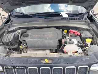2020 Jeep Renegade Altitude z VIN ZACNJABB0LPL55950, wystawiony jako IAAI lot #42222826 z przebiegiem 74 022 mil mil oraz . Historia ofert i sprzedaży dostępna na DreamBid. Obrazek 10.