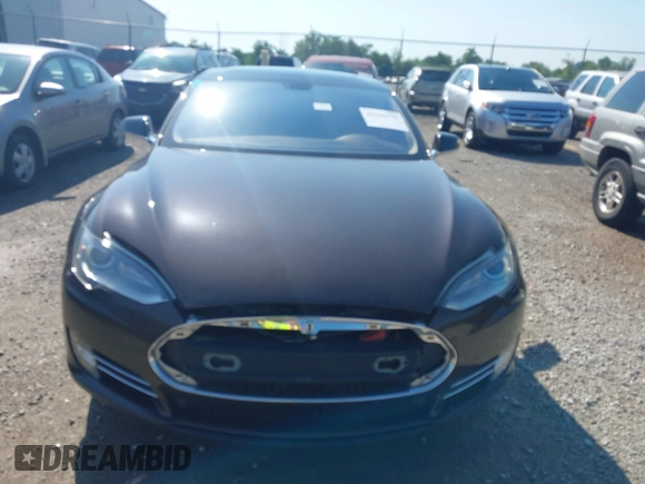 2013 Tesla Model S z VIN 5YJSA1DN6DFP03367, wystawiony jako IAAI lot #42565978 z przebiegiem 105 945 mil mil oraz . Historia ofert i sprzedaży dostępna na DreamBid. Obrazek 11.