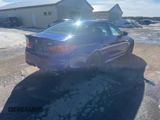2019 BMW M5 z VIN WBSJF0C55KB447658, wystawiony jako Copart lot #46327825 z przebiegiem 90 216 mil mil oraz Czysty tytuł • Clean title. Historia ofert i sprzedaży dostępna na DreamBid. Obrazek 3.