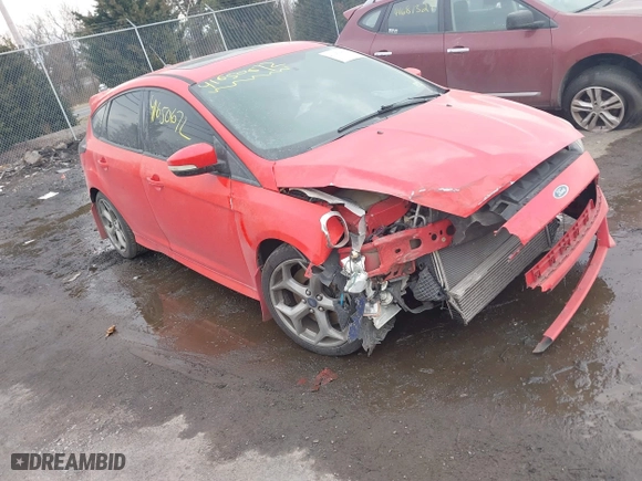 2015 Ford Focus ST with VIN 1FADP3L94FL323828, listed as a IAAI auction lot 41650672 with 101,511 mi miles. Bid and sale history available at carsss.com. Image 1.