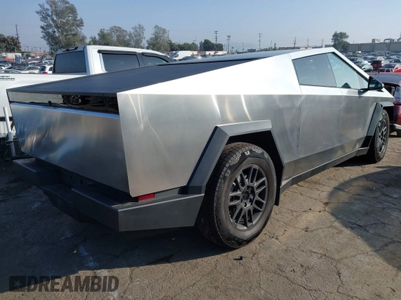 2024 Tesla Cybertruck с VIN 7G2CEHEDXRA050258, выставлен на аукционе IAAI как лот 41200586 с пробегом 495 миль миль и . История ставок и продаж доступна на DreamBid. Изображение 4.