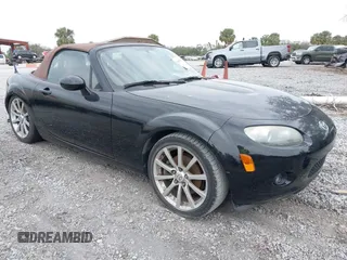 2006 Mazda MX-5 Miata Grand Touring z VIN JM1NC25FX60113002, wystawiony jako IAAI lot #41617803 z przebiegiem 62 976 mil mil oraz . Historia ofert i sprzedaży dostępna na DreamBid. Obrazek 1.