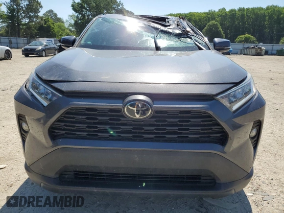 2021 Toyota RAV4 XLE Premium z VIN 2T3C1RFVXMW157425, wystawiony jako Copart lot #61315765 z przebiegiem 54 379 mil mil oraz Szkoda całkowita • Salvage title. Historia ofert i sprzedaży dostępna na DreamBid. Obrazek 5.