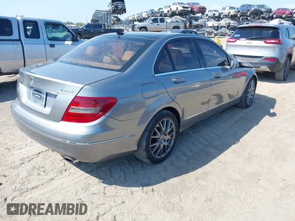 2012 Mercedes-Benz C 300 Sport с VIN WDDGF8BB9CR197914, выставлен на аукционе IAAI как лот 42187624 с пробегом 121 196 миль миль и . История ставок и продаж доступна на DreamBid. Изображение 4.