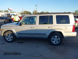 2008 Jeep Commander Sport z VIN 1J8HH48K48C213531, wystawiony jako IAAI lot #40878062 z przebiegiem 152 788 mil mil oraz . Historia ofert i sprzedaży dostępna na DreamBid. Obrazek 14.