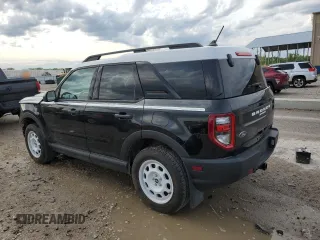 2023 Ford Bronco Sport Heritage z VIN 3FMCR9G69PRD62903, wystawiony jako Copart lot #53457665 z przebiegiem 15 829 mil mil oraz Szkody całkowita. Historia ofert i sprzedaży dostępna na DreamBid. Obrazek 2.