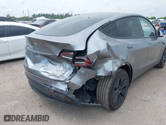 2025 Tesla Model Y Long Range with VIN 7SAYGDED5SF257258, listed as a IAAI auction lot 41877196 with 4,442 mi miles and . Bid and sale history available at DreamBid. Image 6.